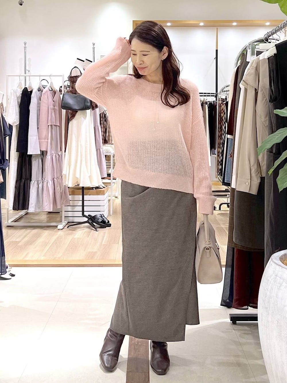 ブラウンのショート丈ストレッチブーツは万能でフェミニンコーデにもぴったり　出典：WEAR