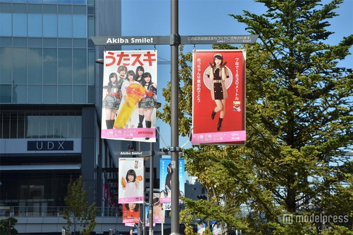 JR秋葉原駅構内、駅前は前田のポスター一色