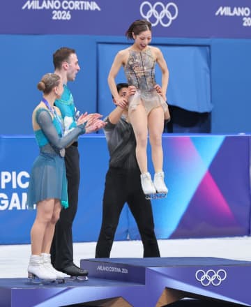 「木原運送」に世界のファン反響「これが一番美しかった」「彼女は人形、彼は紳士」「なんて美しい表彰台」りくりゅうペア表彰台の光景 IOCが世界へ発信