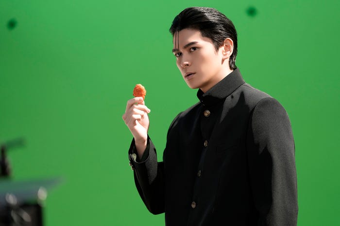 眞栄田郷敦/CM「スパイシーチキンマックナゲット『ソース四天王』篇」メイキング(提供写真)