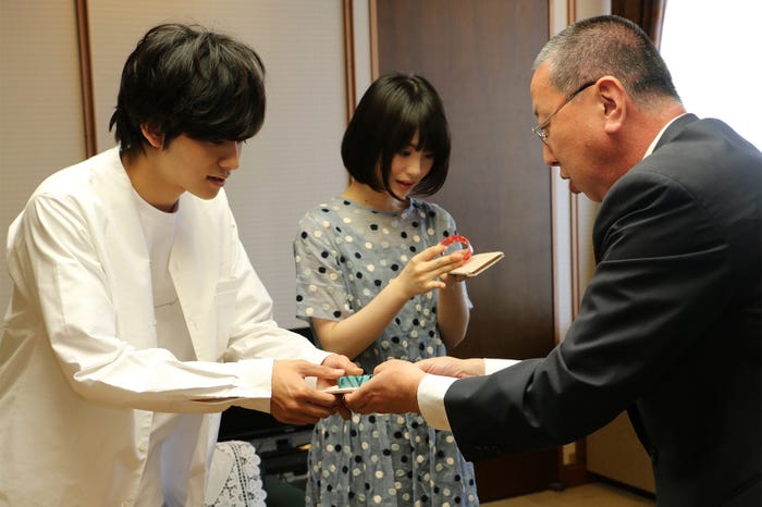 福井県庁へ(C)2017「君の膵臓をたべたい」製作委員会 (C)住野よる/双葉社