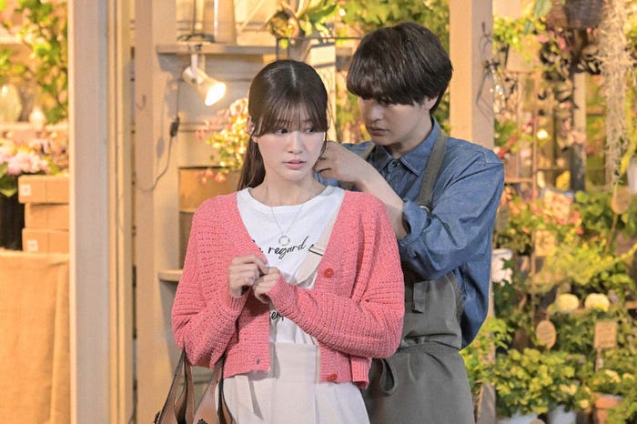 生見愛瑠、瀬戸康史「くるり~誰が私と恋をした?~」第6話より(C)TBS