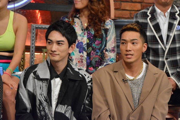 (左から)町田啓太、SWAY/2020年1月9日放送「ダウンタウンDXDX」より(C)読売テレビ