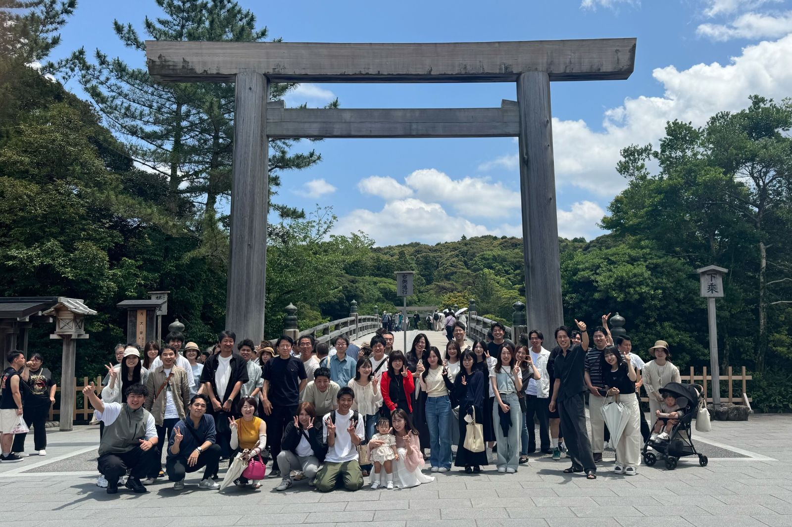 グランレブリー社員一同／2025年初夏の社員旅行で行った伊勢神宮／提供写真