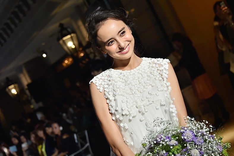 石田ニコル、純白ウェディングドレスで女神の笑顔 結婚式に思い馳せる