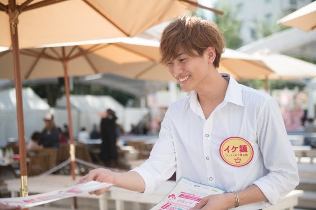 女性たちを中心に優しくおもてなしをするIKE麺／画像提供：エイベックス・エンタテインメント株式会社