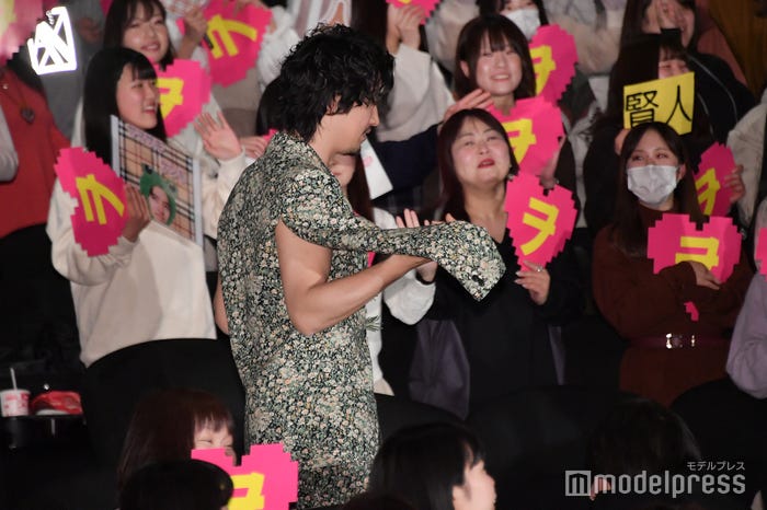 袖パタパタで退場する斎藤工 (C)モデルプレス