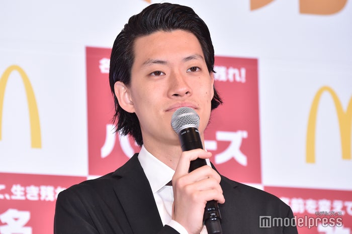 小栗旬 霜降り明星 粗品の顔まねネタを公認 懐の深さに反響 モデルプレス