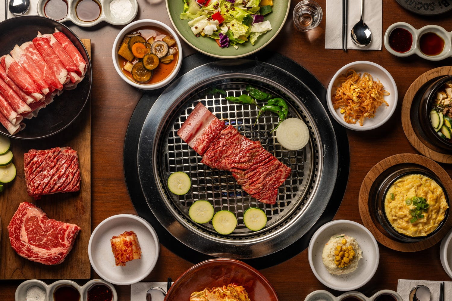 韓国発焼肉ブランド「KALBI SOCIAL CLUB」日本初上陸 漬けカルビや“振るキムチ”など提供