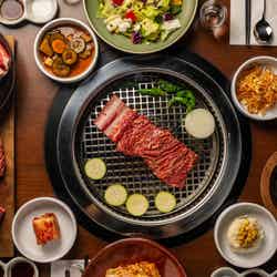 韓国発焼肉ブランド「KALBI SOCIAL CLUB」日本初上陸 漬けカルビや“振るキムチ”など提供