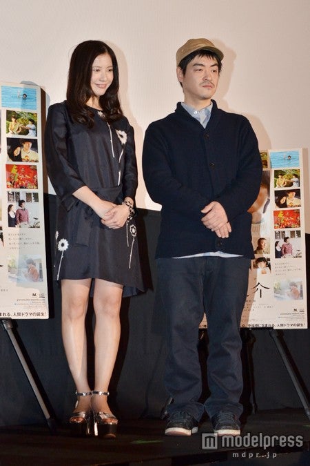 吉高由里子（左）と沖田修一監督（右）