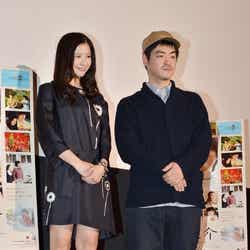 吉高由里子(左)と沖田修一監督(右)