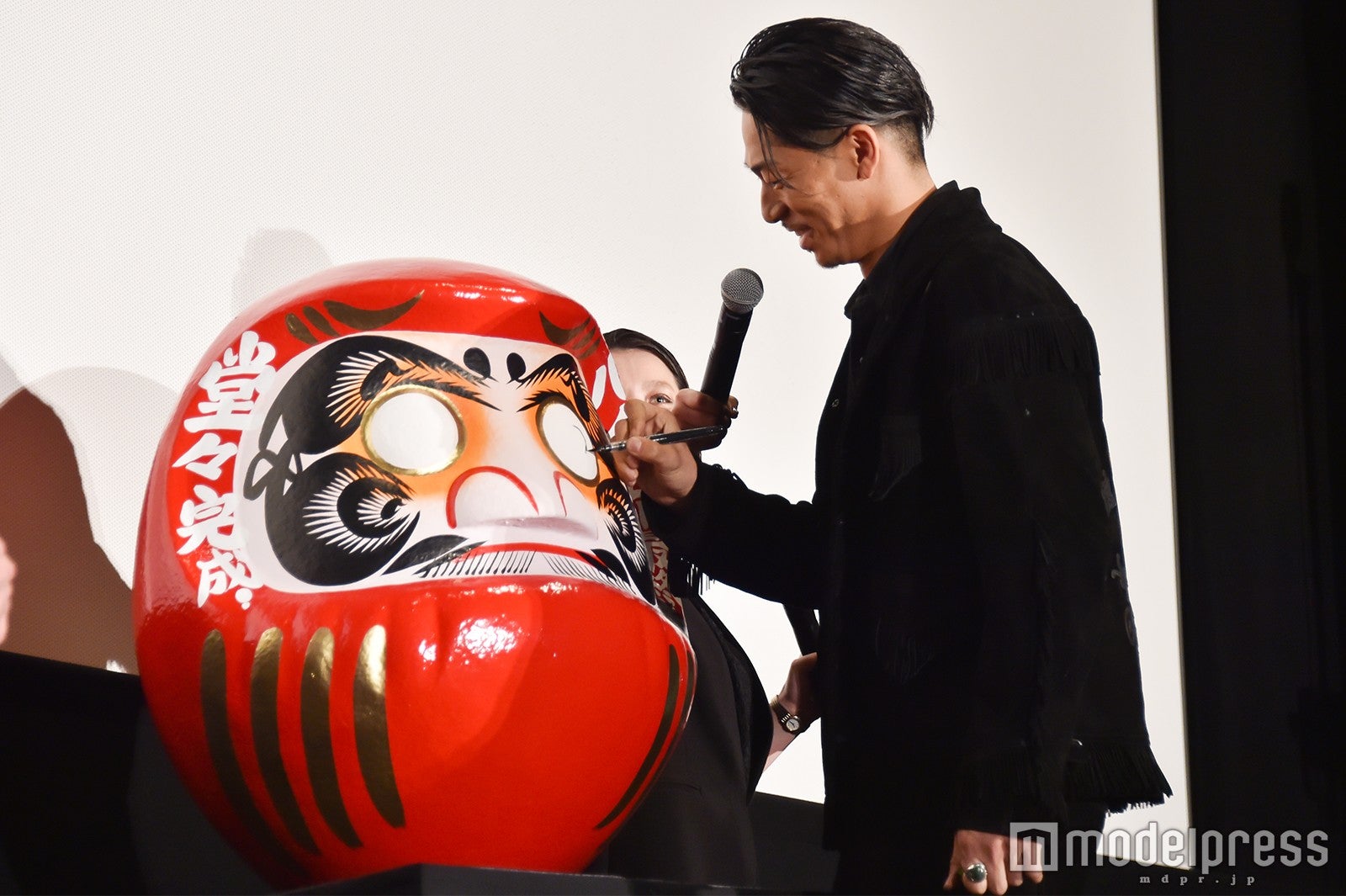 達磨に目を書くEXILE AKIRA （C）モデルプレス