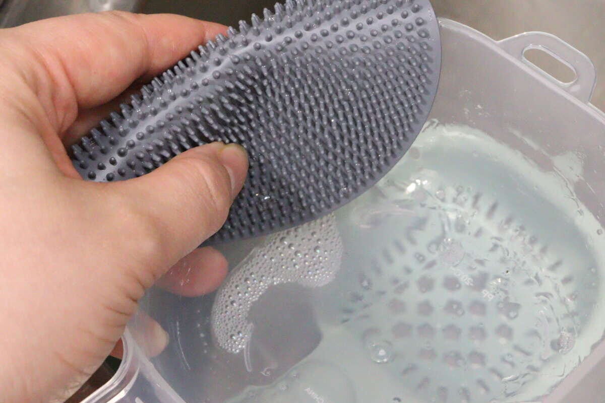 ダイソー　フタも開けられるシリコーンキッチンブラシ　キッチンブラシ