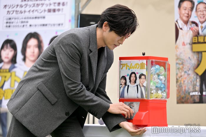 カプセルトイを回す松下洸平(C)モデルプレス