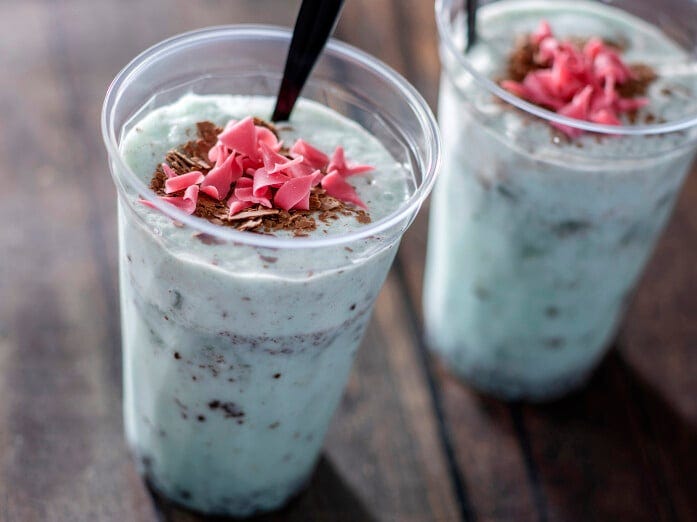 「ニューヨーク・デリ」のスパークリングカクテル 1杯780円。爽やかなミント味にトッピングされた2色のチョコの風味がマッチしています