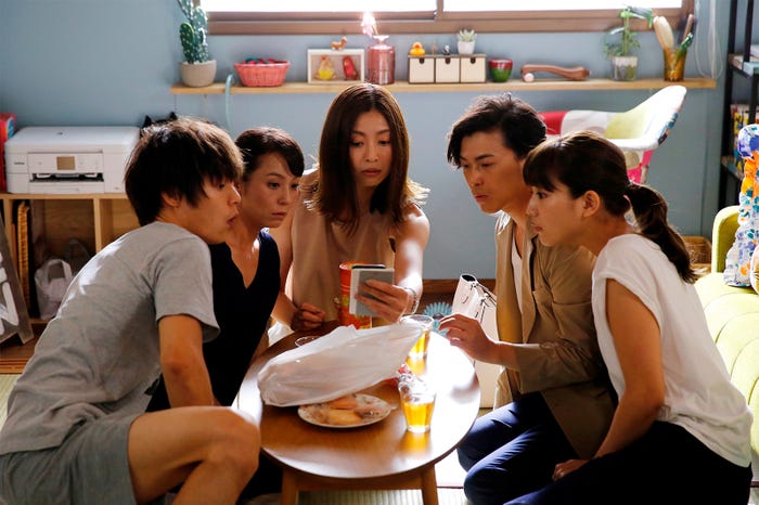 窪田正孝、佐藤仁美、片瀬那奈、勝地涼、川口春奈/「ヒモメン」第2話より(C)テレビ朝日
