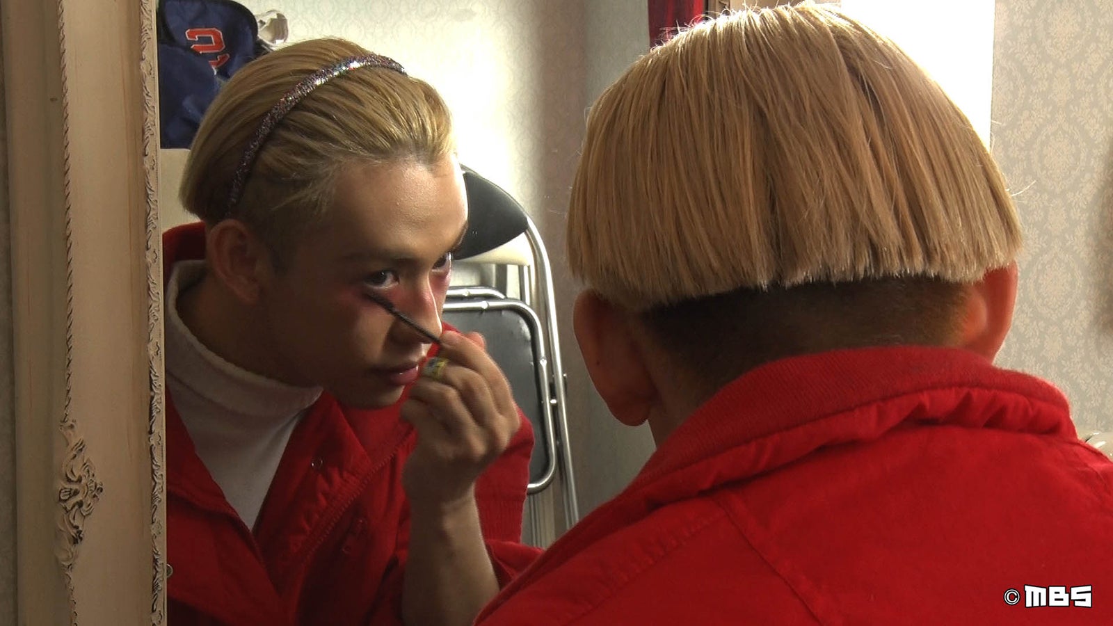 メイク中のりゅうちぇる／取材中の映像より（C）MBS