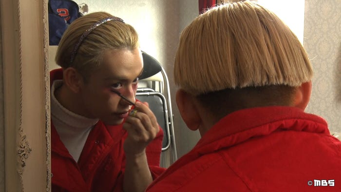 メイク中のりゅうちぇる/取材中の映像より(C)MBS