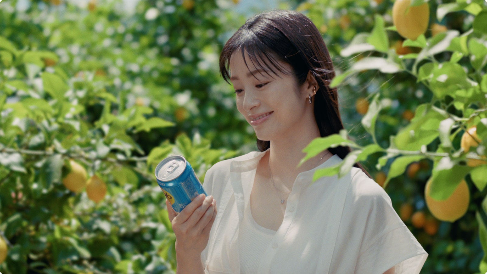 上戸彩／新TVCM「天晴れ！チューハイはこれになる」篇より（提供写真）