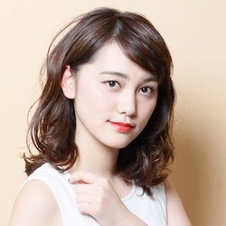 ミディアム ウェーブパーマ特集 こなれ感が出る大人の人気ヘアスタイルをご紹介 モデルプレス