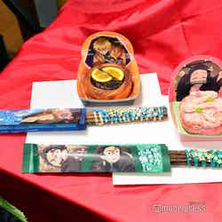 (手前から)剣術訓練!炭治郎と小鉄のチョコチュリトス750円、禰豆子のいちご&まっちゃ ほいっぷどーなっつ750円、伊之助の諸突猛進!!チュリトス ~チョコ&マロン750円、善逸の霹靂一閃 ロールクロワッサン~チョコクリーム&オレンジ~750円(C)モデルプレス