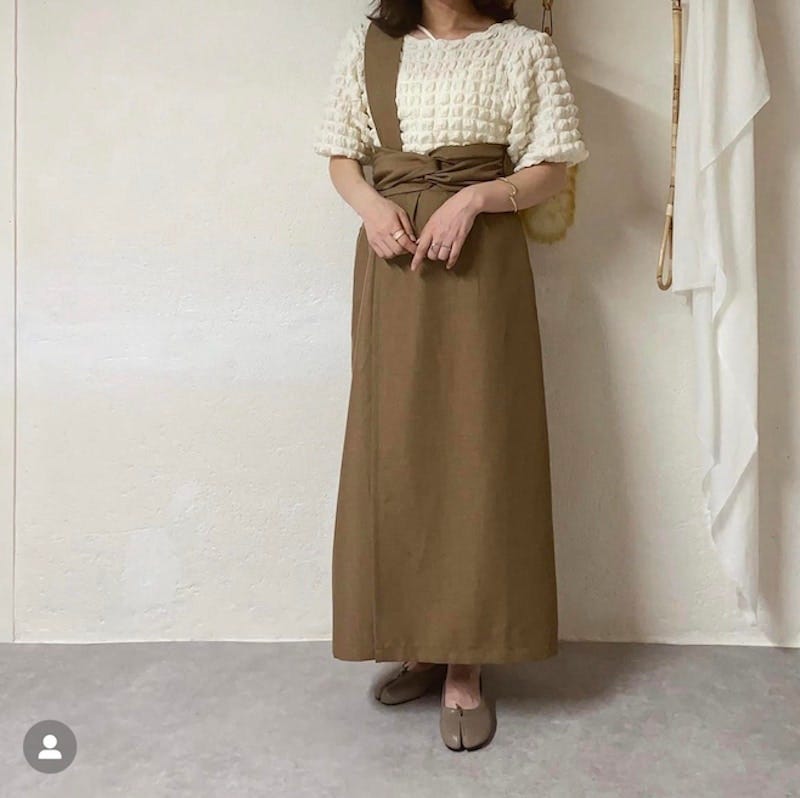 ぽこぽこトップスの淡色コーデ