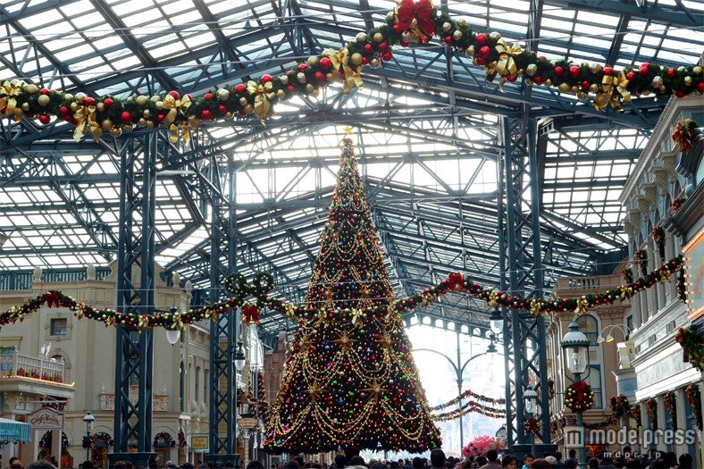 ワールドバザールの巨大なクリスマスツリー/東京ディズニーランド