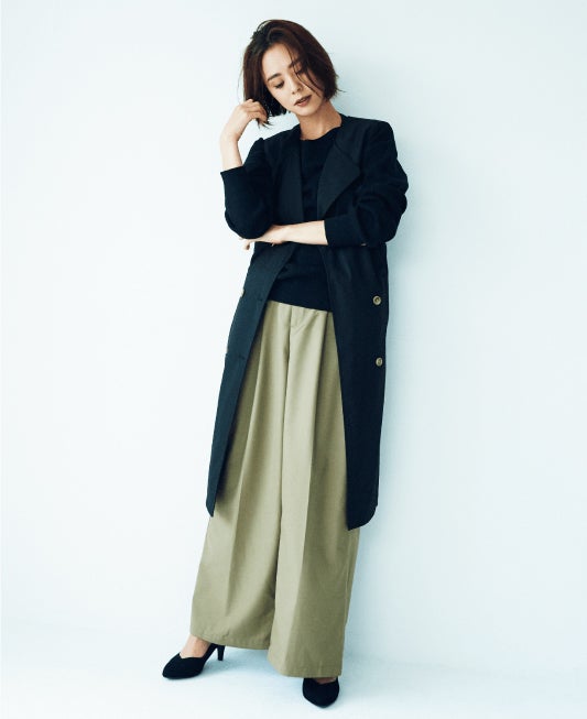 ブラックトレンチジレ￥5,990、ブラックワッフルニットトップス￥3,990、ベージュタックパンツ￥4,990／以上SEVENDAYS＝SUNDAY、パンプス 参考商品（C）TOPLOG