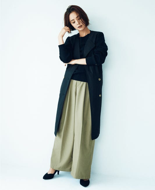 ブラックトレンチジレ¥5,990、ブラックワッフルニットトップス¥3,990、ベージュタックパンツ¥4,990/以上SEVENDAYS=SUNDAY、パンプス 参考商品(C)TOPLOG
