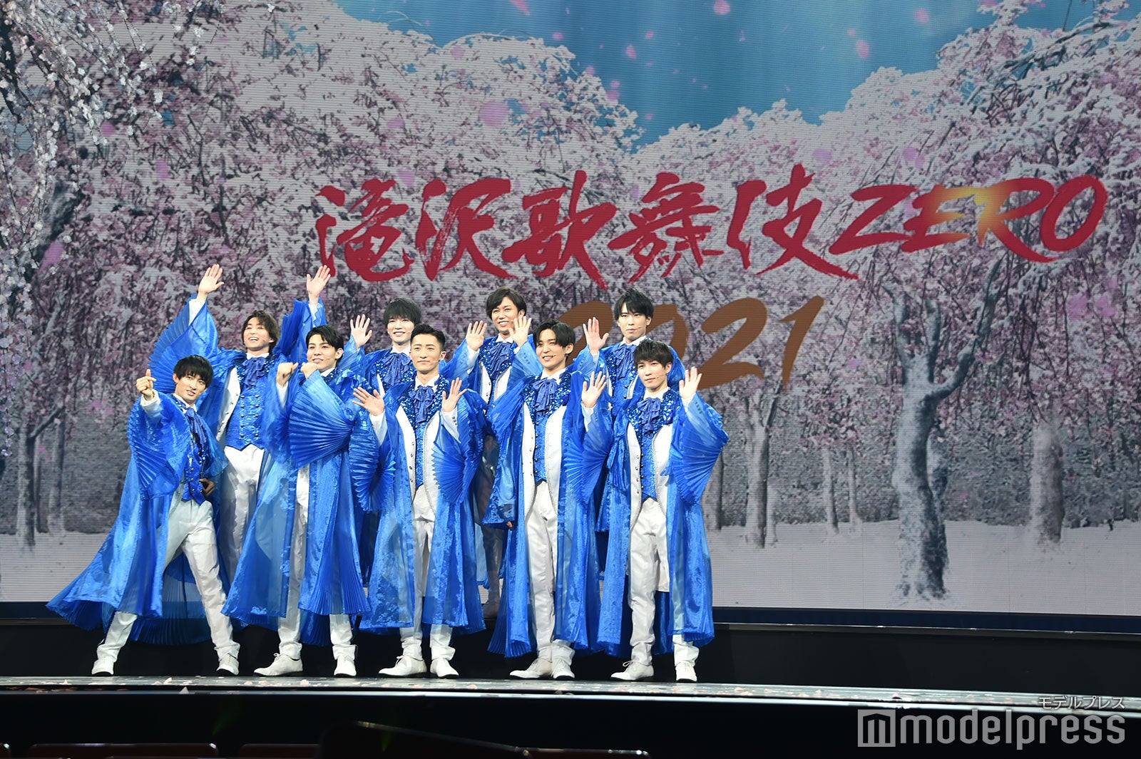 Snow Man、2年ぶり舞台「滝沢歌舞伎ZERO 2021」開幕 “青衣装”で一新 