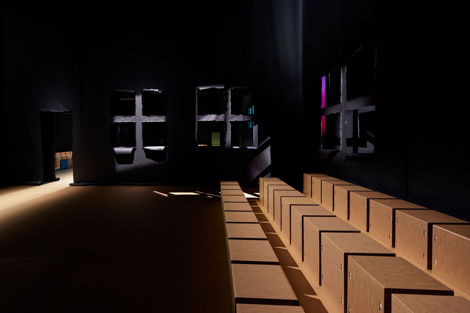 「TOUCH OF CRUDE」ショースペース（提供写真）