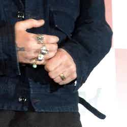 左手薬指には、結婚指輪ではないかと噂されているゴールドのリングが。