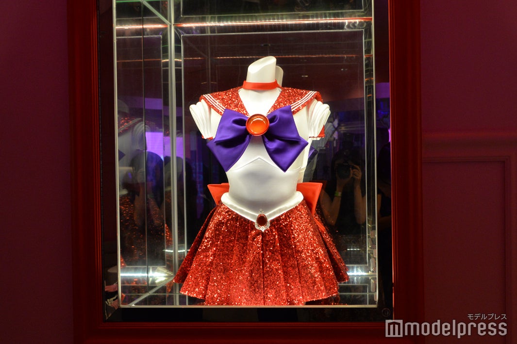 衣装展示（C）モデルプレス