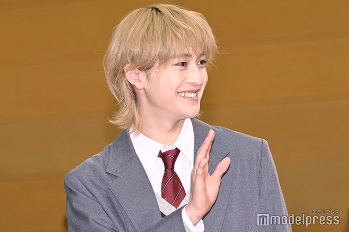 生徒に手を振る高橋文哉(C)モデルプレス