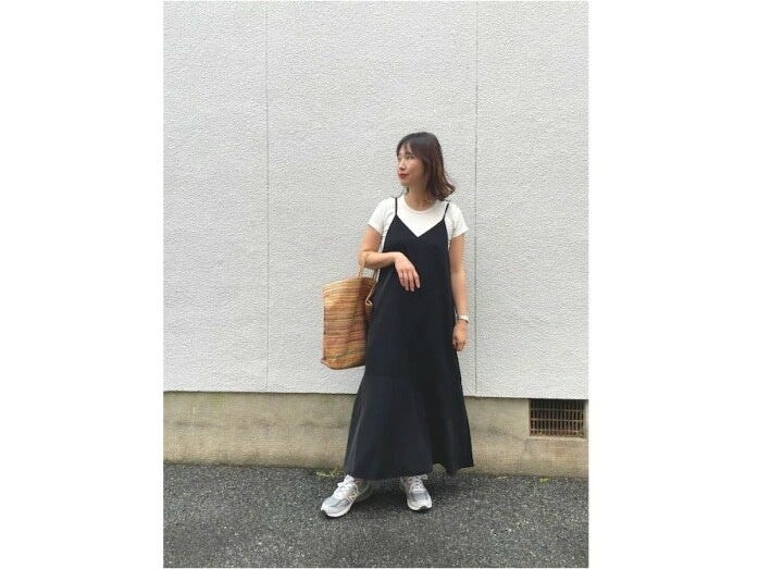 レイヤードで着まわせるキャミソールワンピースはコスパよし　出典：WEAR