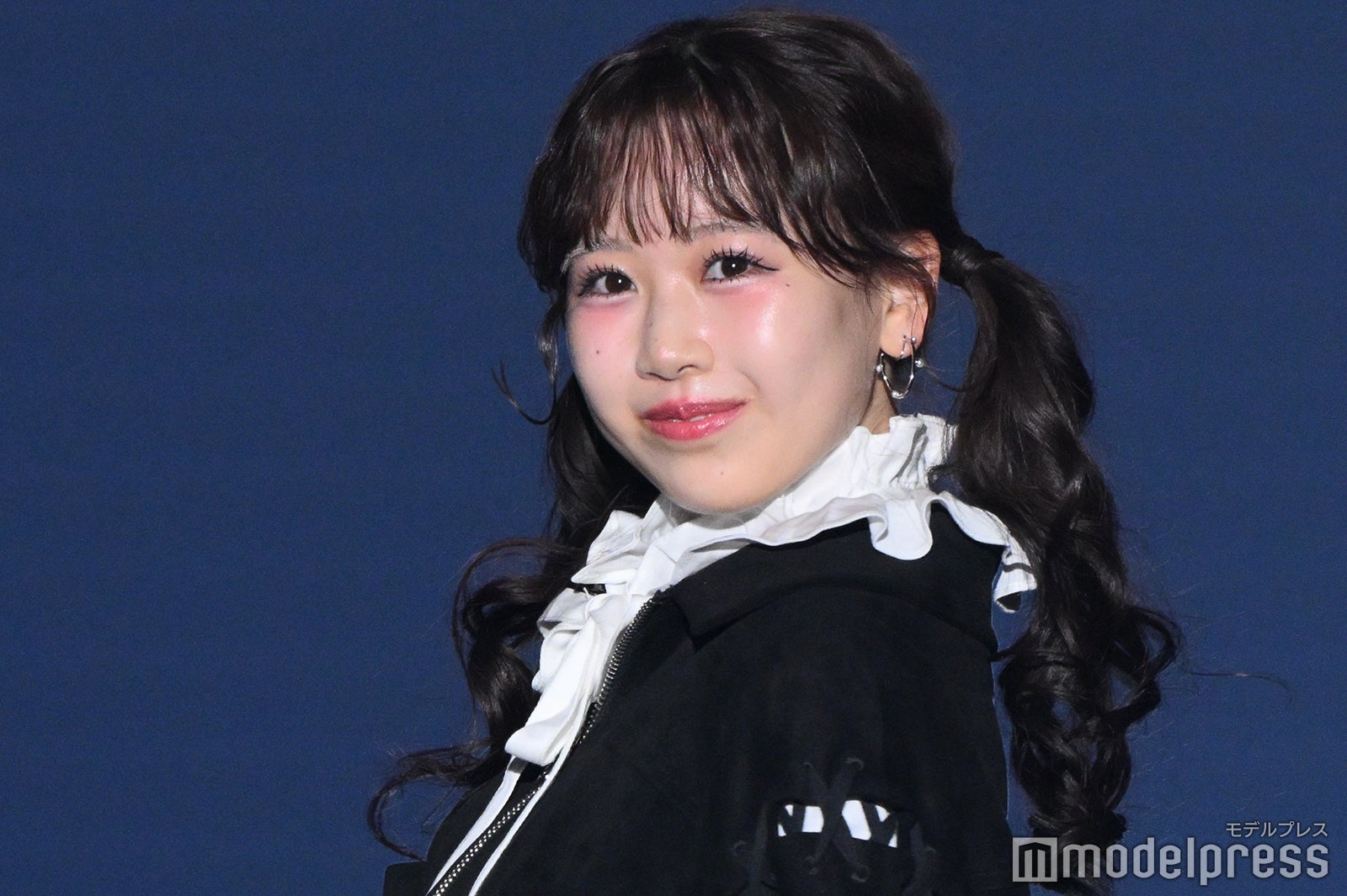 FRUITS ZIPPER松本かれん、モノトーンコーデで雰囲気ガラリ 笑顔封印ランウェイに「ギャップがすごい」「新鮮」とファン悶絶【カワコレTGC】