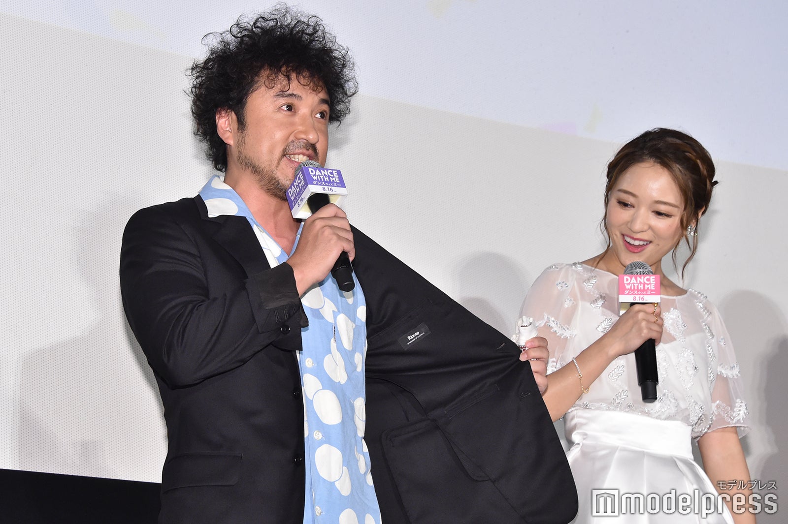 （左から）ムロツヨシ、chay（C）モデルプレス