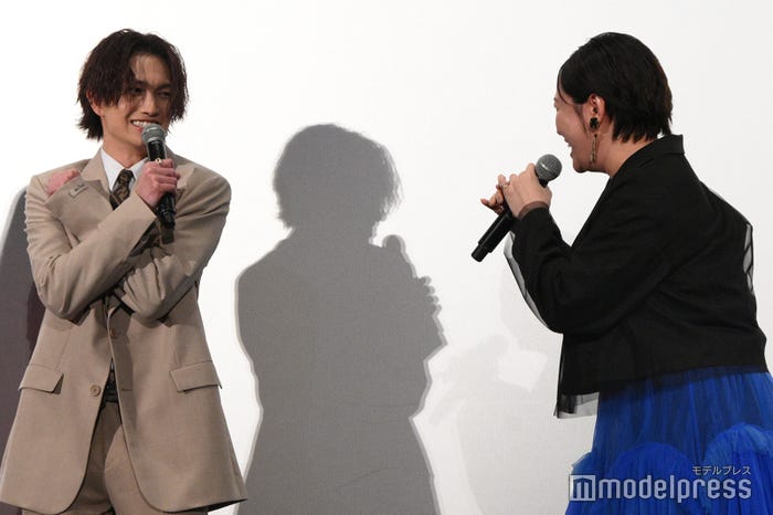 丸山礼を怖がる綱啓永(C)モデルプレス