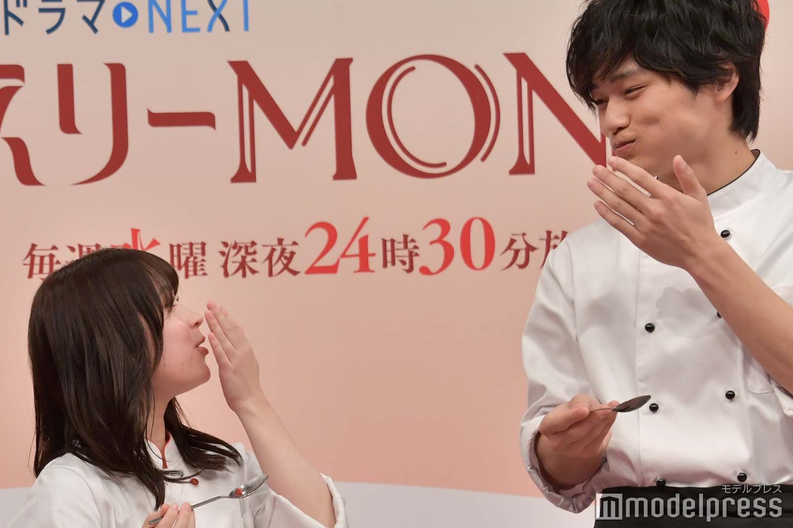 ケーキの美味しさに感動する畑芽育、中川大輔（C）モデルプレス