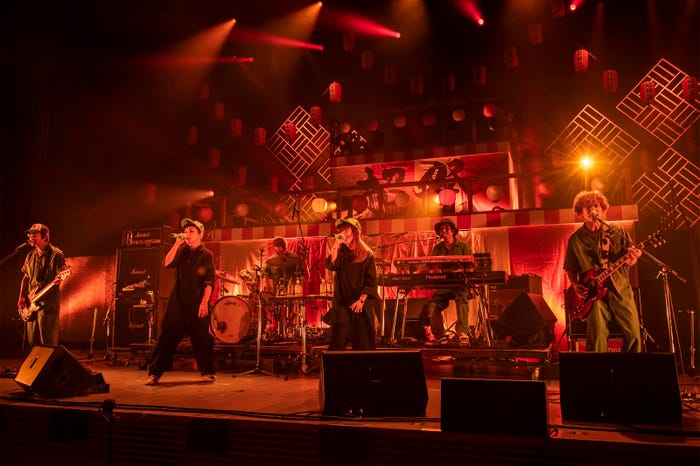 PUFFY(写真:米山三郎、深野輝美、冨田望)