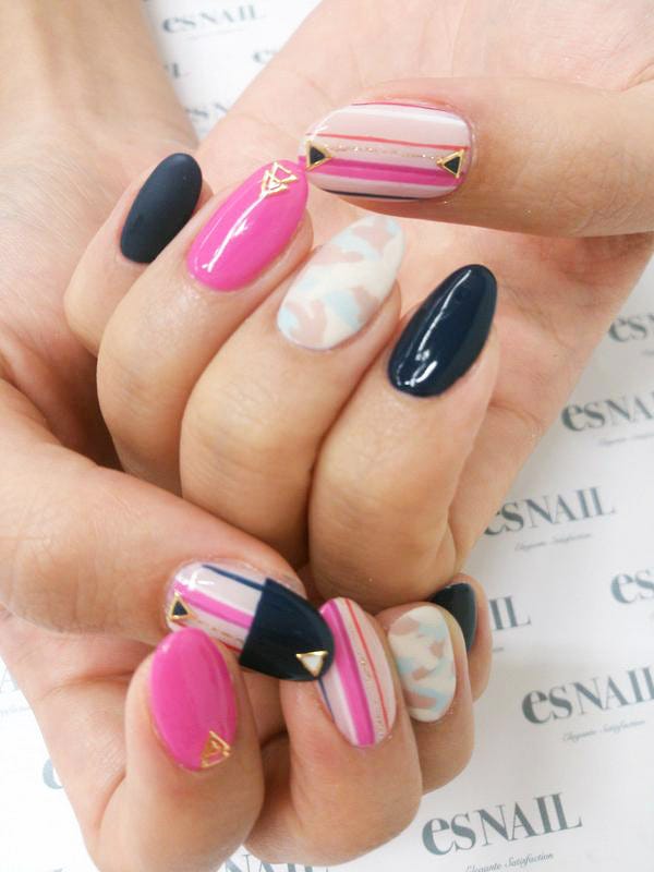 インパクトのあるビビットピンク/画像提供:esNAIL