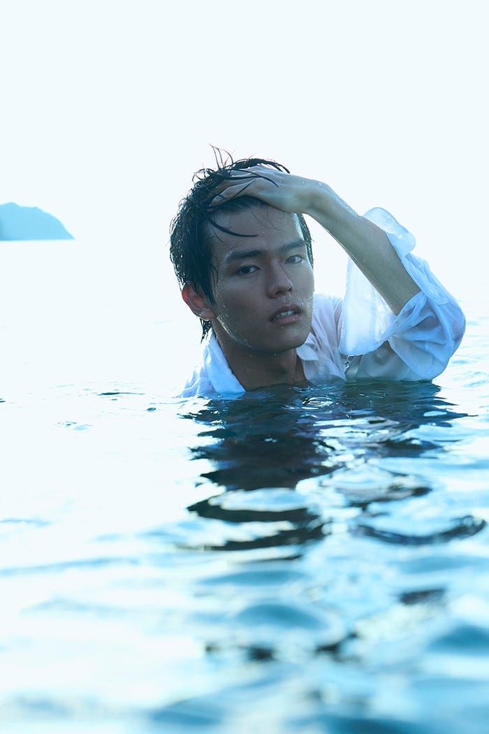 「日向亘1st写真集 5W1H」先行カット/写真:神藤剛 (C)KADOKAWA