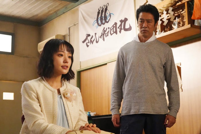 奈緒、堤真一「ファーストペンギン!」第3話より(C)日本テレビ