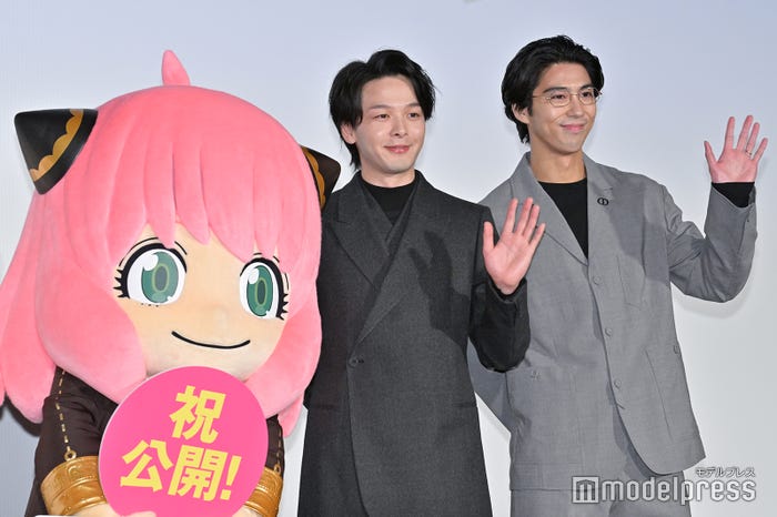 アーニャ、中村倫也、賀来賢人(C)モデルプレス