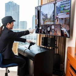 鉄道ファン垂涎!本物のハンドルで操縦できるシミュレーターがホテルの客室内に。限定品の販売も必見
