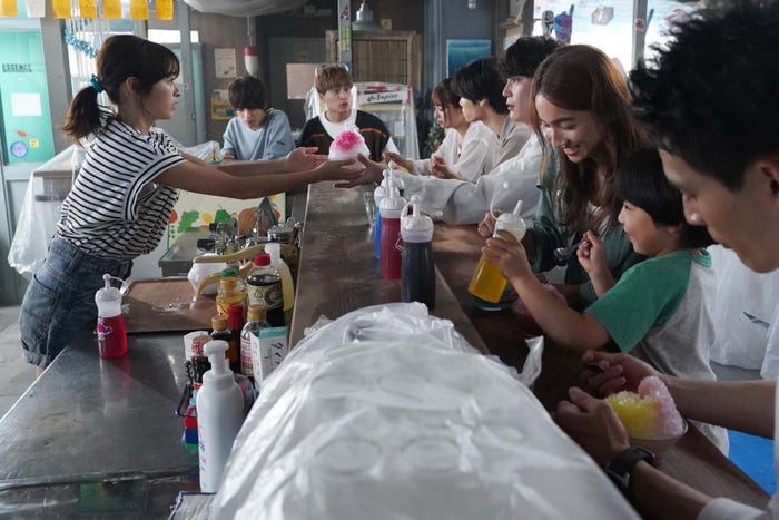 (左から時計回りに)森七菜、神尾楓珠、白濱亜嵐、吉川愛、萩原利久、間宮祥太朗、仁村紗和、石塚陸翔、水上恒司「真夏のシンデレラ」第4話より(C)フジテレビ