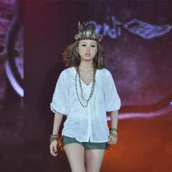 ファッションショーに登場したAMO