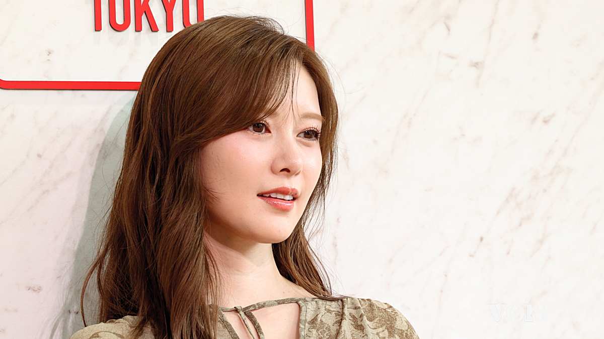白石麻衣、今秋は狩りに出る？ アンティークゴールドの衣装で美しさ輝き放つ