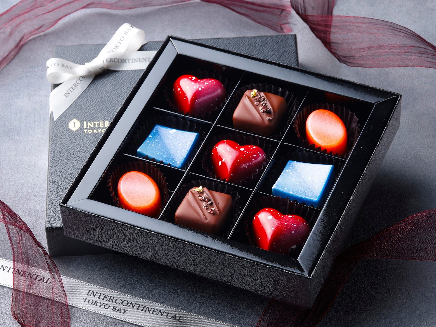 「カクテルショコラコレクション」（9個入5000円）。4個入2600円も販売　※画像提供／ホテル